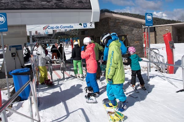 La Molina Ski Resort showing snow, snow skiing and snowboarding