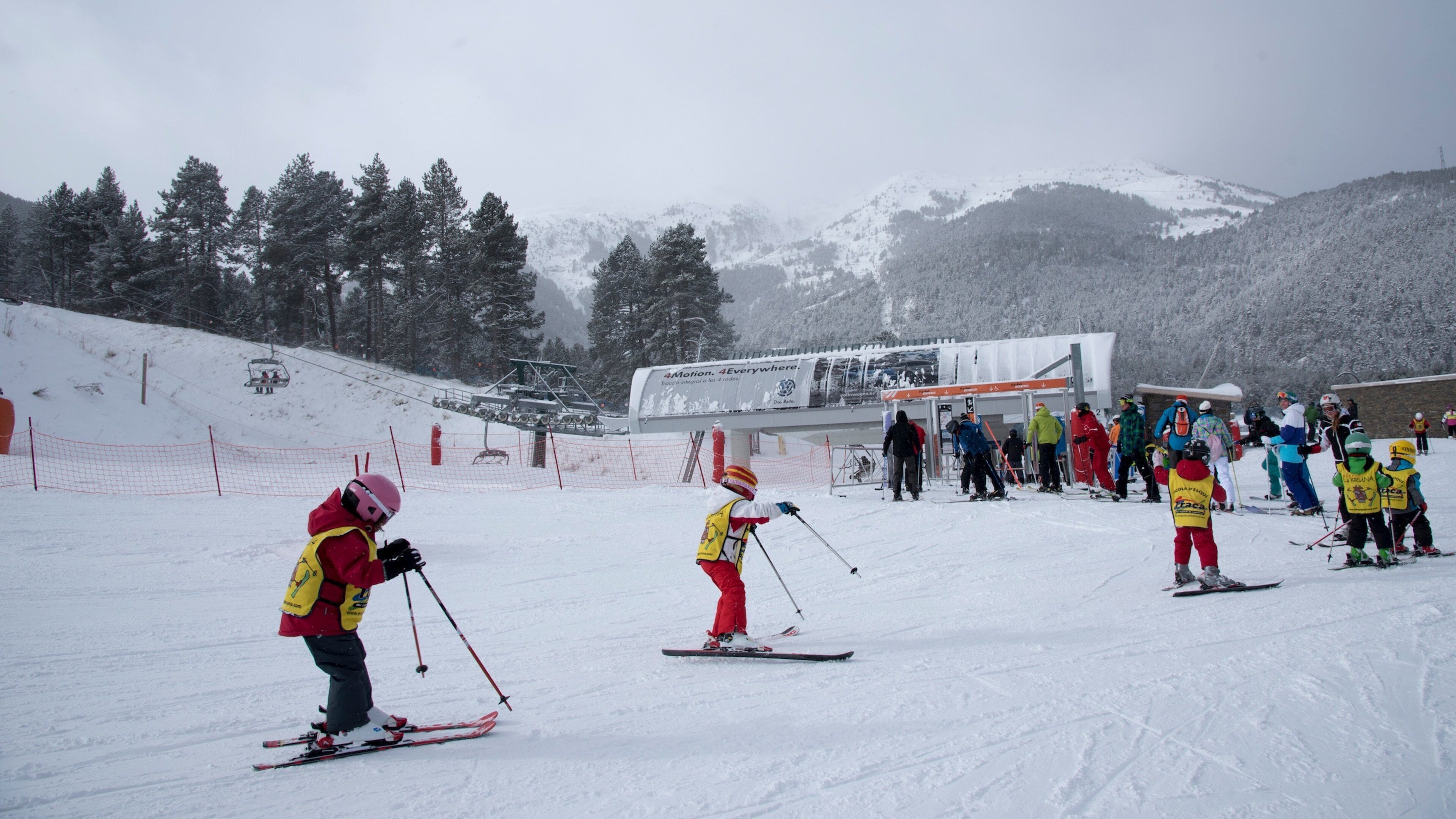 La Molina Ski Resort featuring snow skiing and snow as well as children