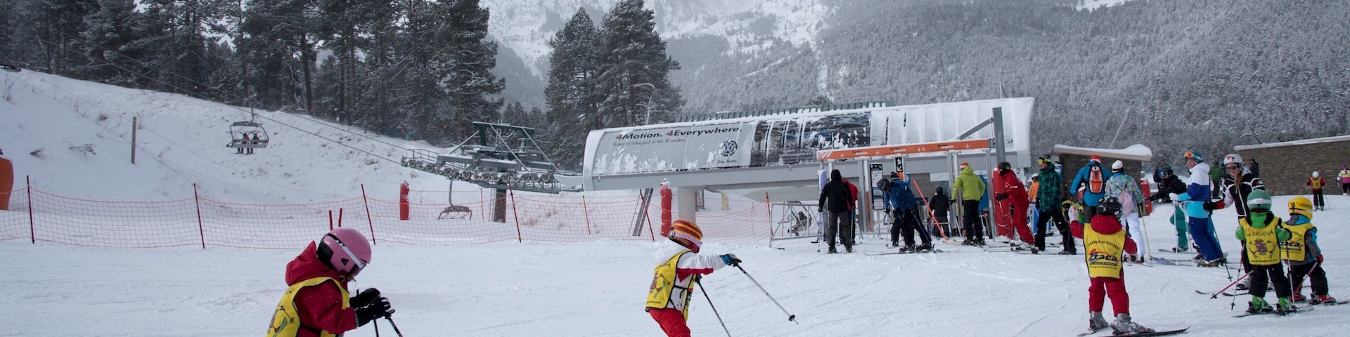 La Molina Ski Resort showing snow skiing and snow as well as children