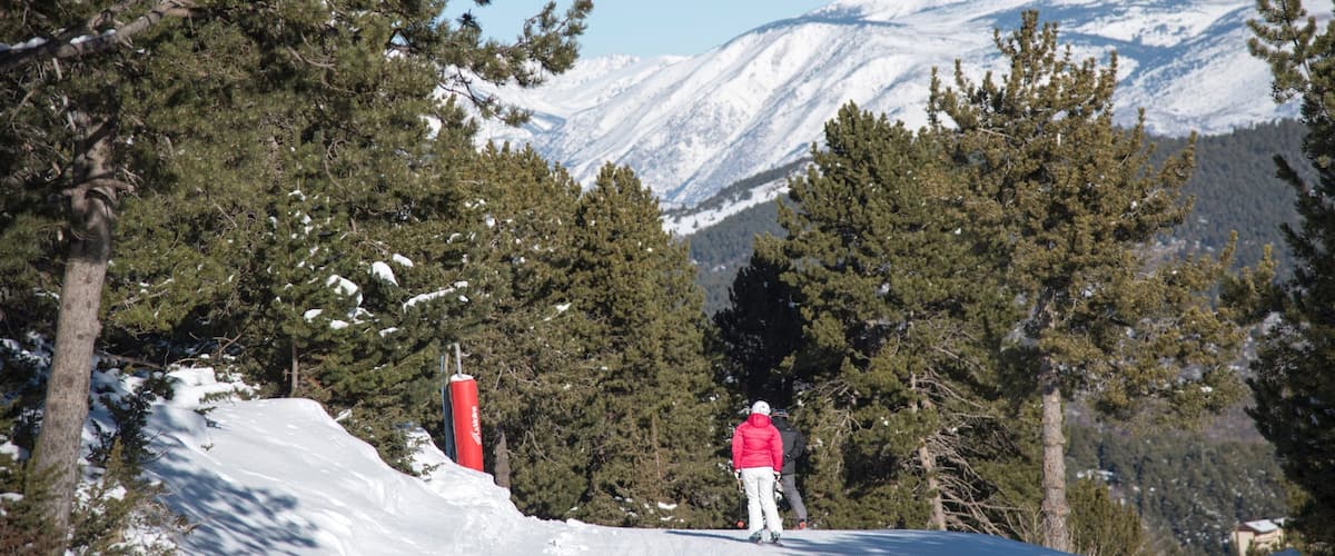 Estación de esquí La Molina que incluye nieve y esquiar en la nieve