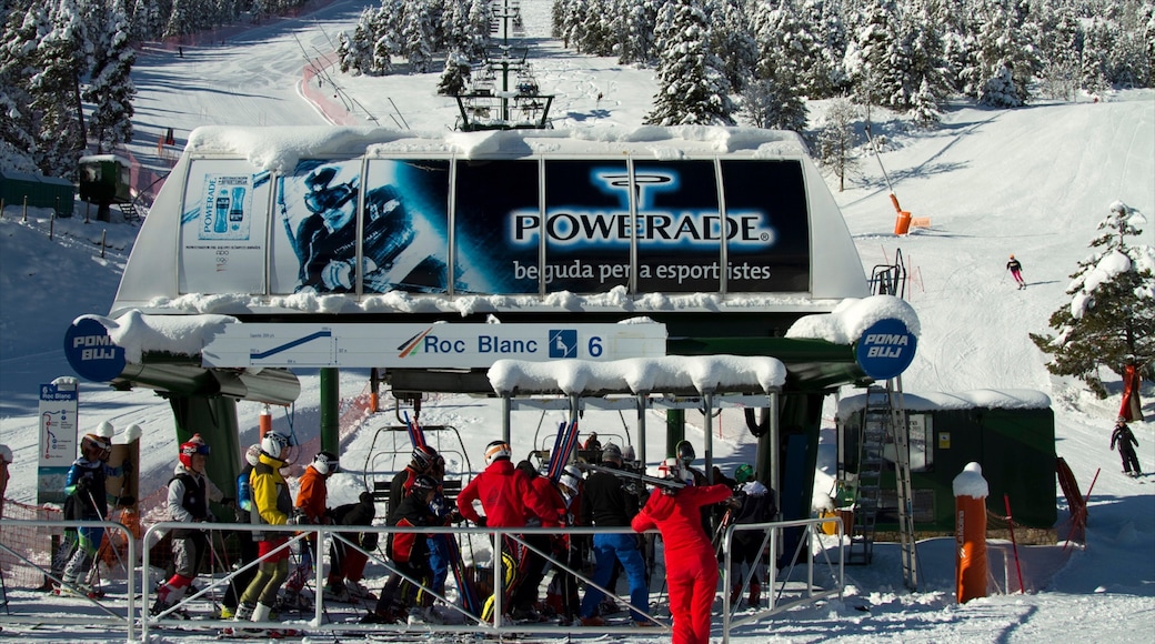La Molina Ski Resort que inclui neve, uma gÎndola e sinalização