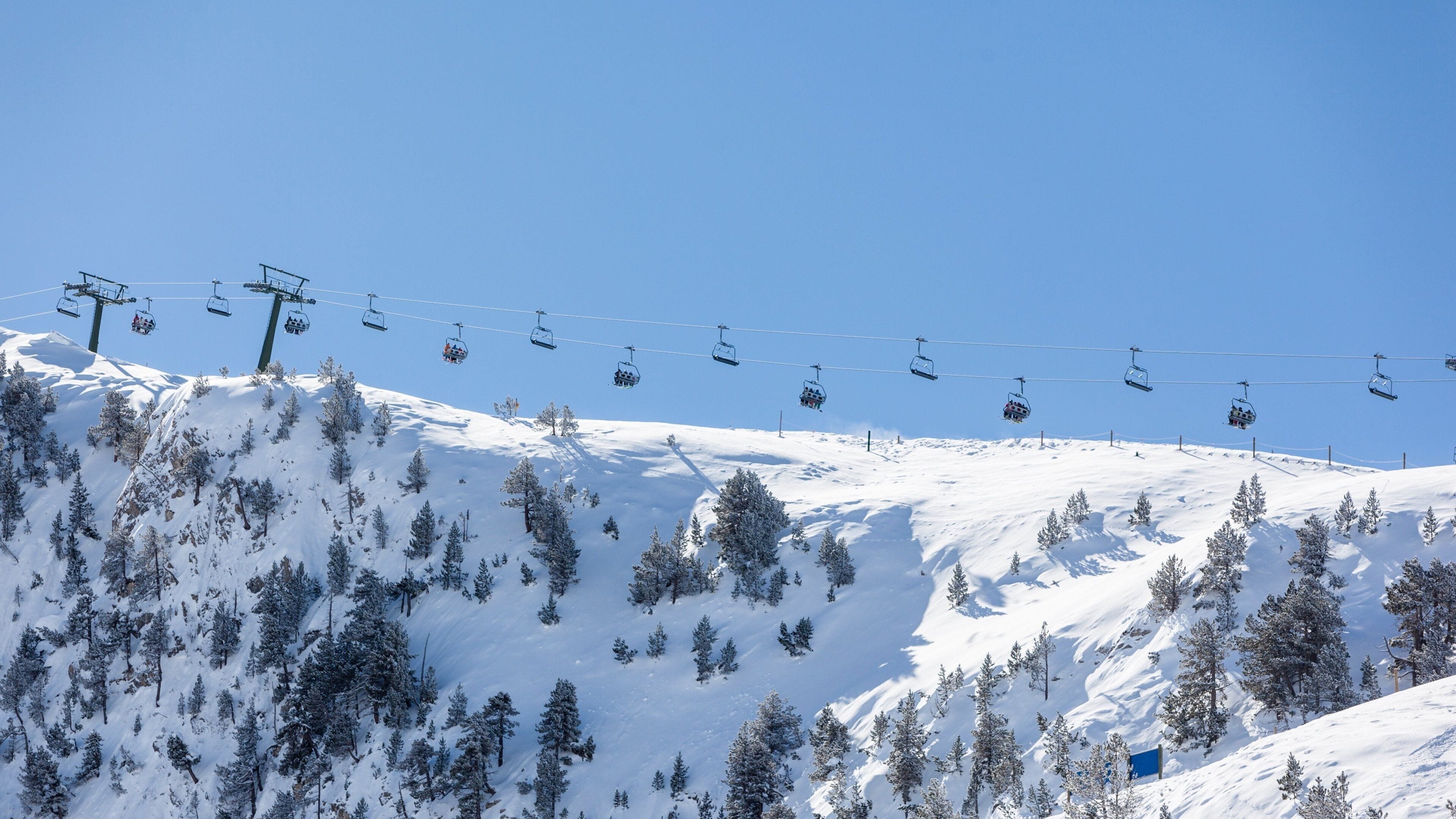 Estación de esquí de Baqueira Beret que incluye nieve, una góndola y montañas