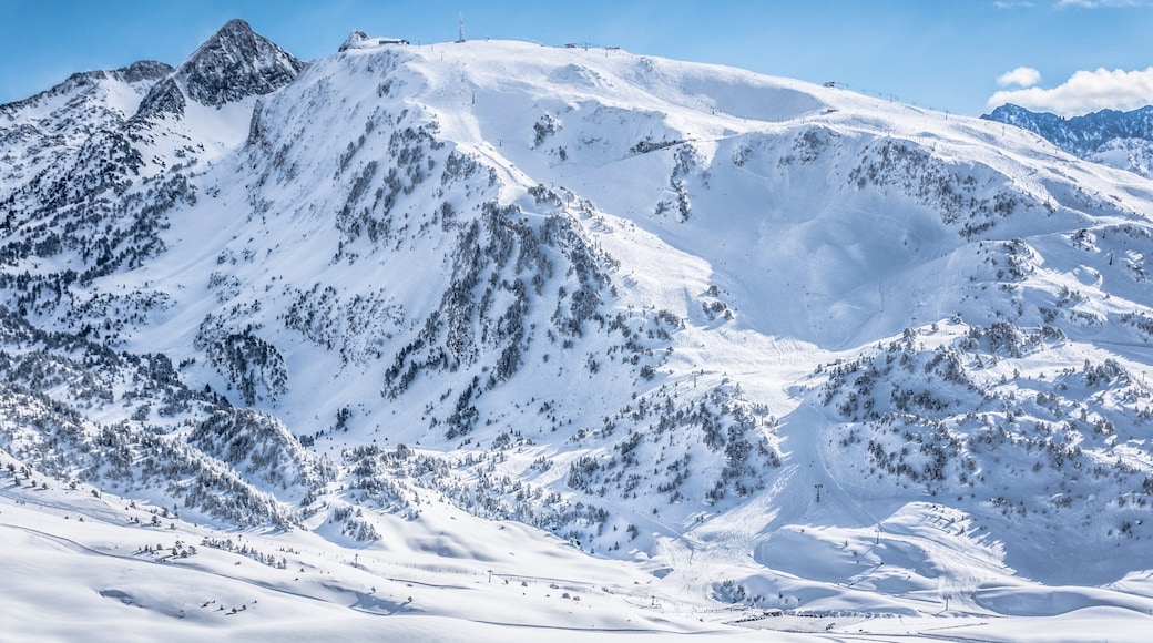 Baqueira Beret skidort som inkluderar berg och snö