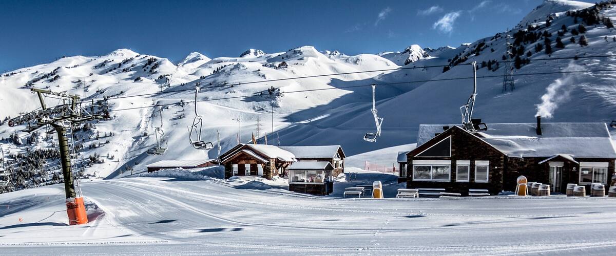 Baqueira Beret Ski Resort showing mountains, snow and a gondola