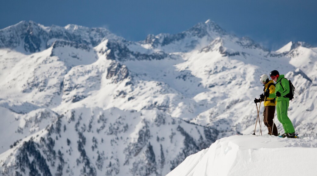 Baqueira Beret Ski Resort showing snow, snow skiing and mountains