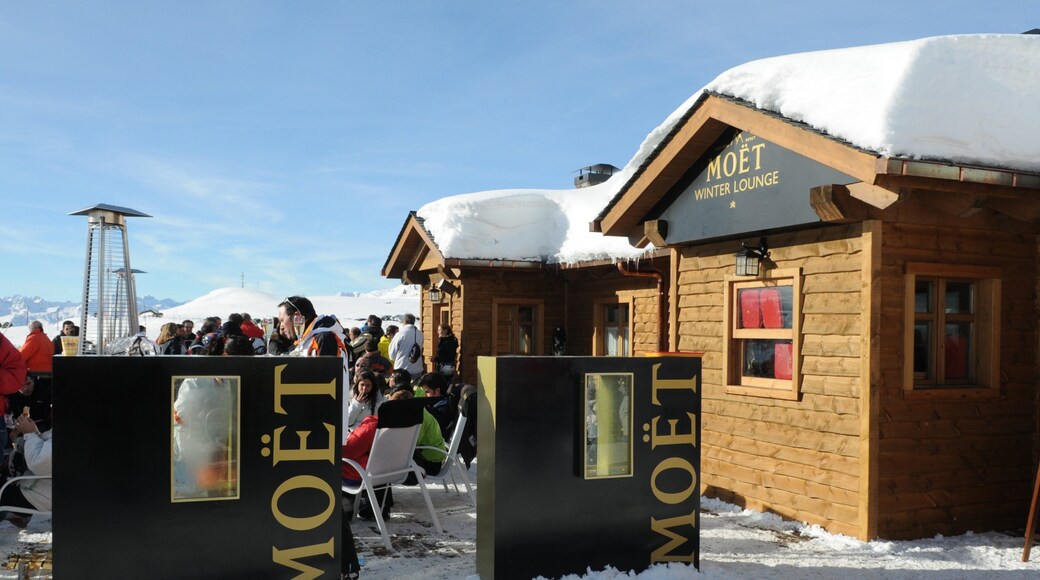 Baqueira Beret skiferiested som inkluderer skilt og snø i tillegg til en stor gruppe med mennesker