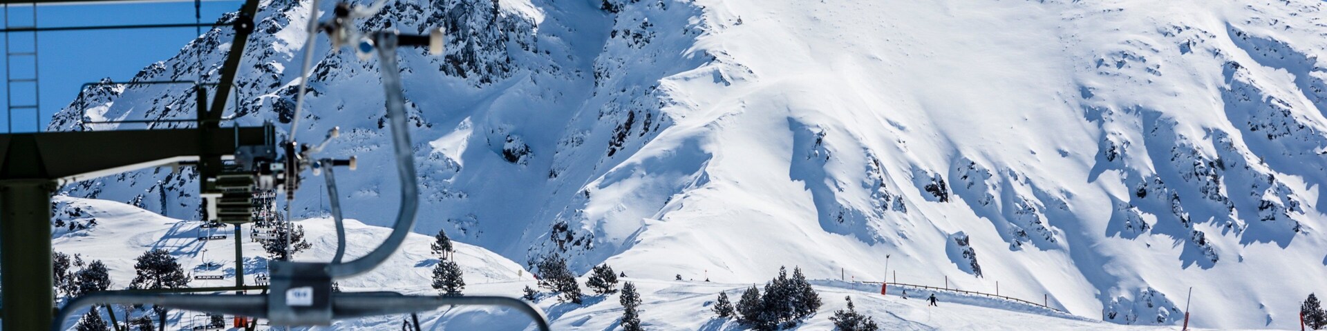 Estación de esquí de Baqueira Beret mostrando nieve, montañas y una góndola