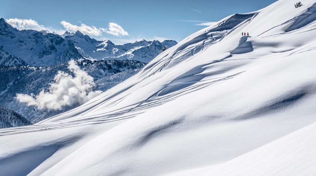 Baqueira Beret skidort presenterar berg och snö