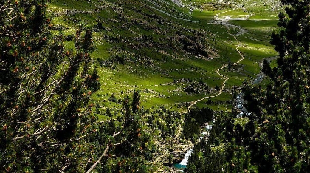 It’s almost hiking season again in the Spanish Pyrenees! Ordesa y Monte Perdido National Park is a great choice to take in dramatic landscapes and fresh mountain air. #lifeatexpedia #spain #mountains #hiking
