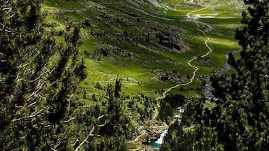 It’s almost hiking season again in the Spanish Pyrenees! Ordesa y Monte Perdido National Park is a great choice to take in dramatic landscapes and fresh mountain air. #lifeatexpedia #spain #mountains #hiking