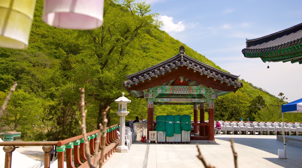 Beomeo-sa-templet og byder på fredfyldte omgivelser og kulturarvsgenstande
