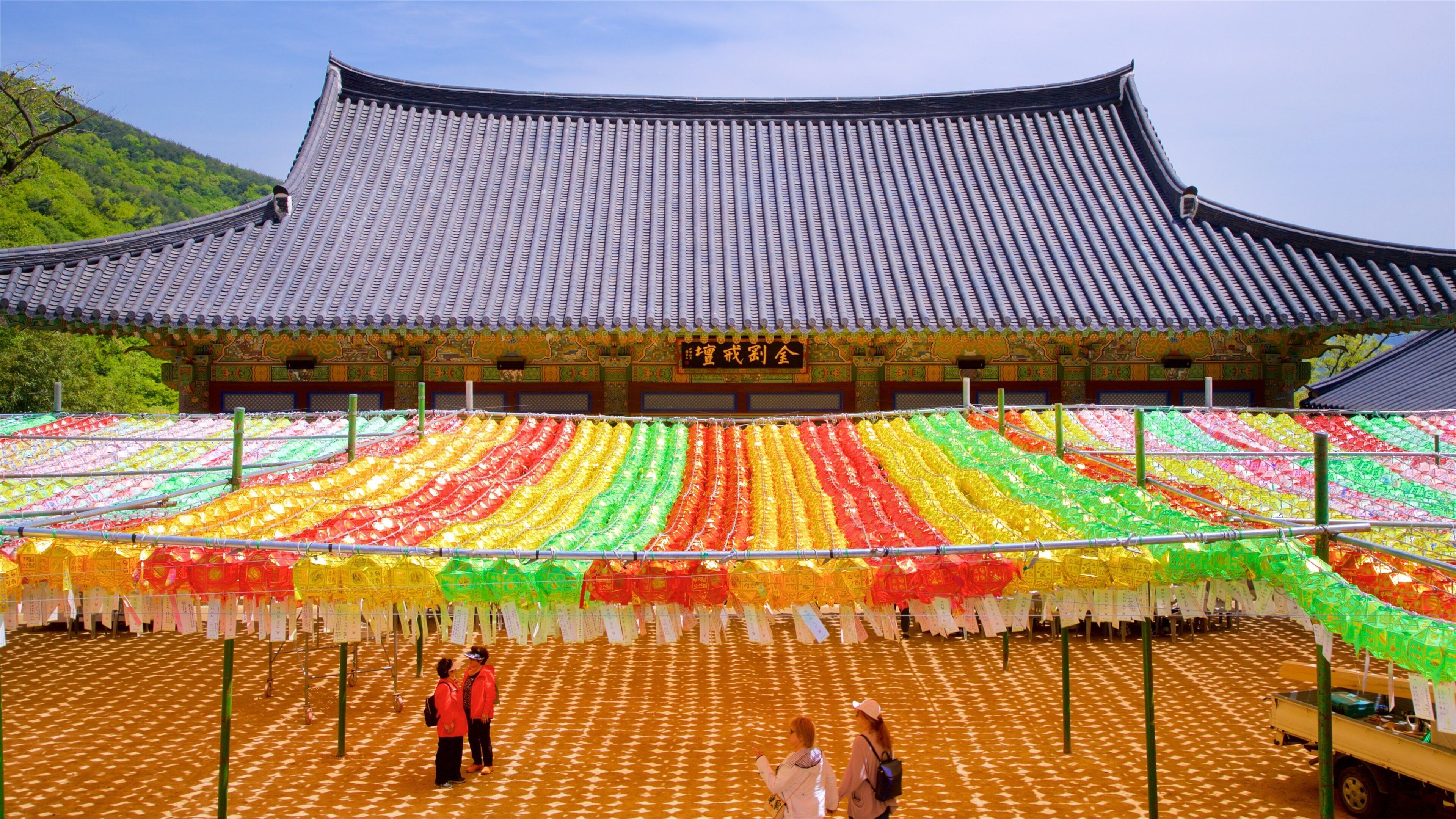 Templo de Beomeo-sa ofreciendo elementos del patrimonio y también un pequeño grupo de personas