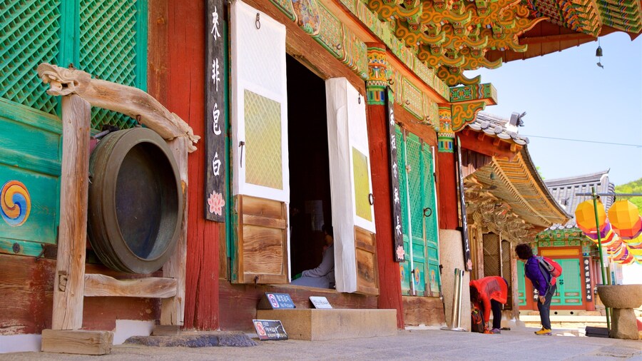 Temple Beomeosa montrant patrimoine historique aussi bien que couple