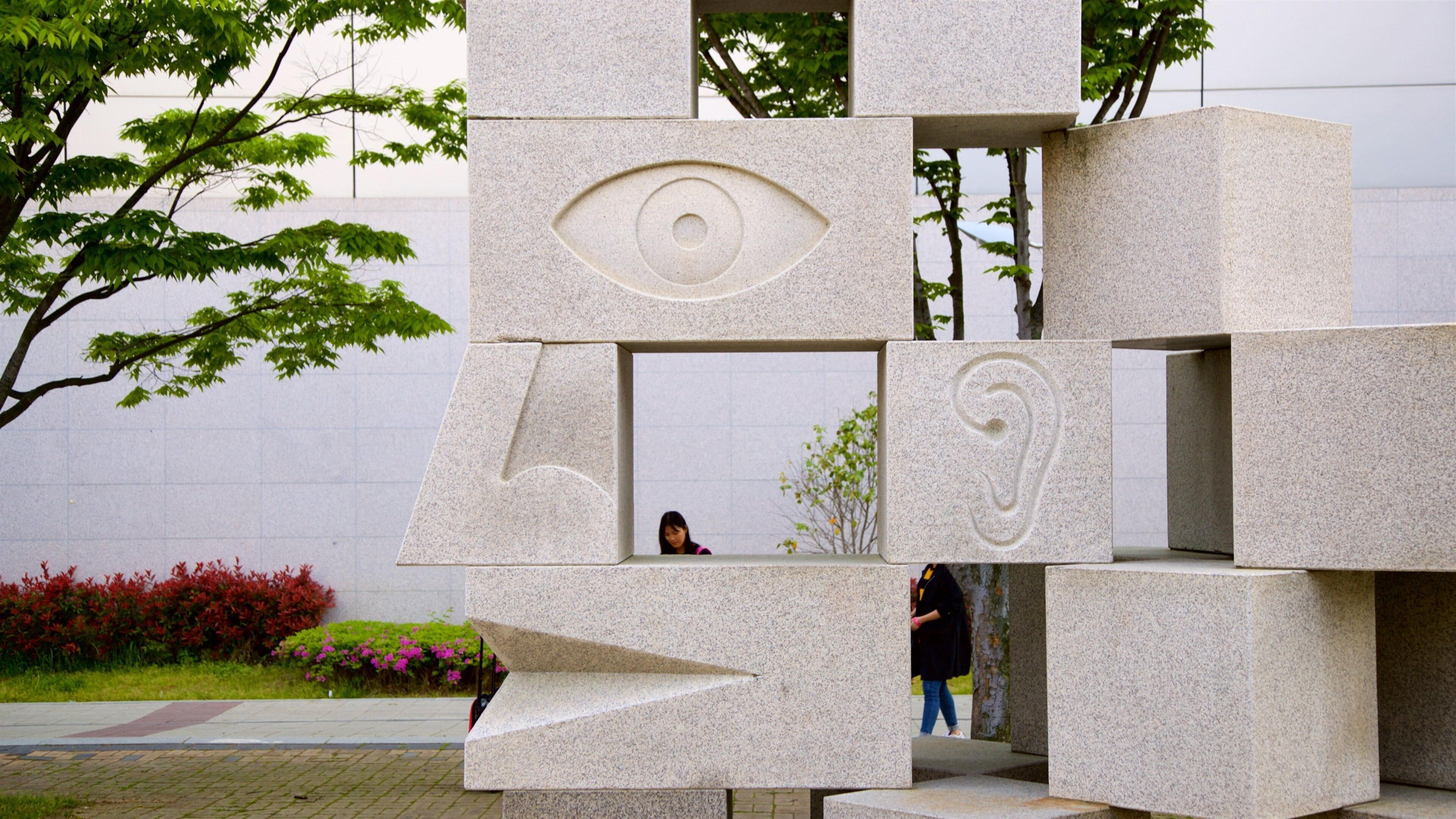 Museo de Arte Moderno de Busan ofreciendo arte al aire libre, flores salvajes y un parque