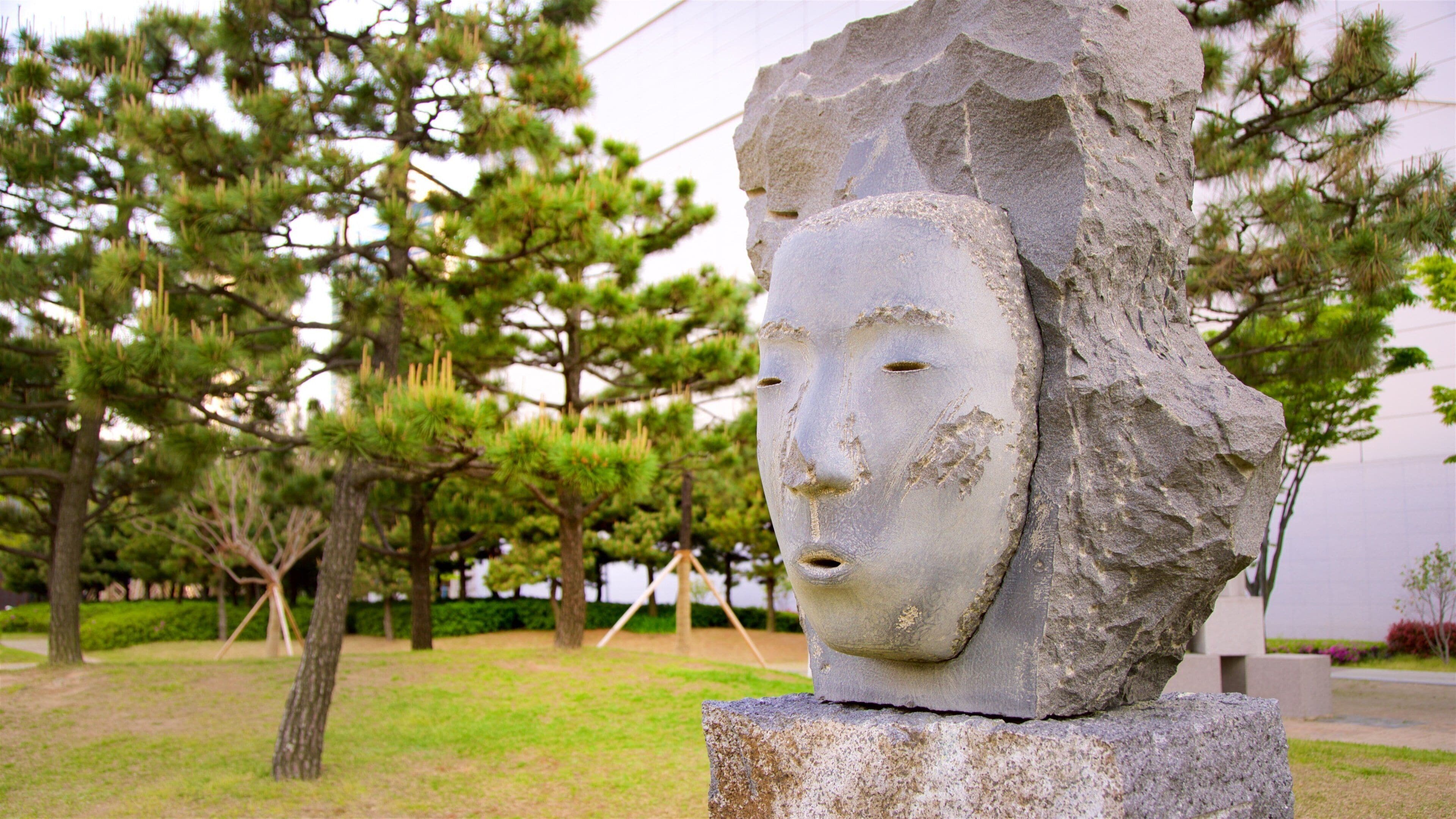 Museo de Arte Moderno de Busan que incluye un parque y arte al aire libre