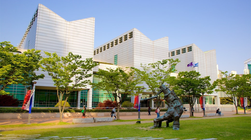 Museo de Arte Moderno de Busan que incluye una ciudad, arte al aire libre y un parque