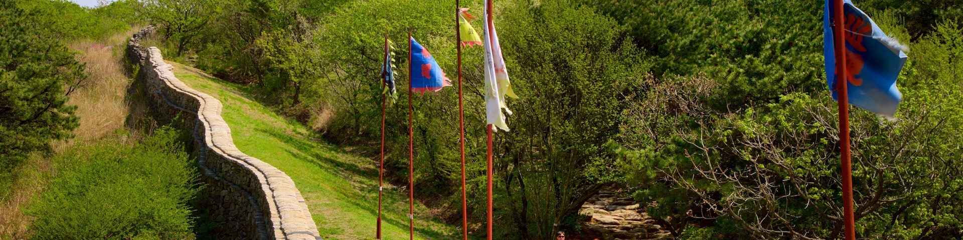 Geumjeongsan ofreciendo vistas panorámicas y situaciones tranquilas y también una pareja