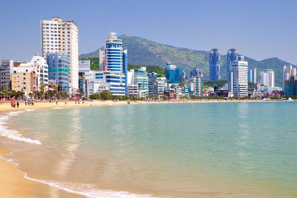 Strand von Gwangalli mit einem Küstenort, Strand und Wolkenkratzer