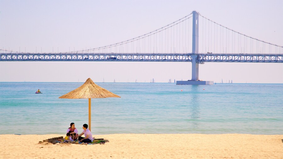 Plage de Gwangalli mettant en vedette un pont, paysages cĂŽtiers et une plage de sable