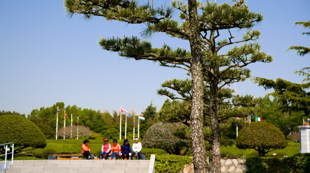 UN Memorial Cemetery mostrando parco cosi come un piccolo gruppo di persone