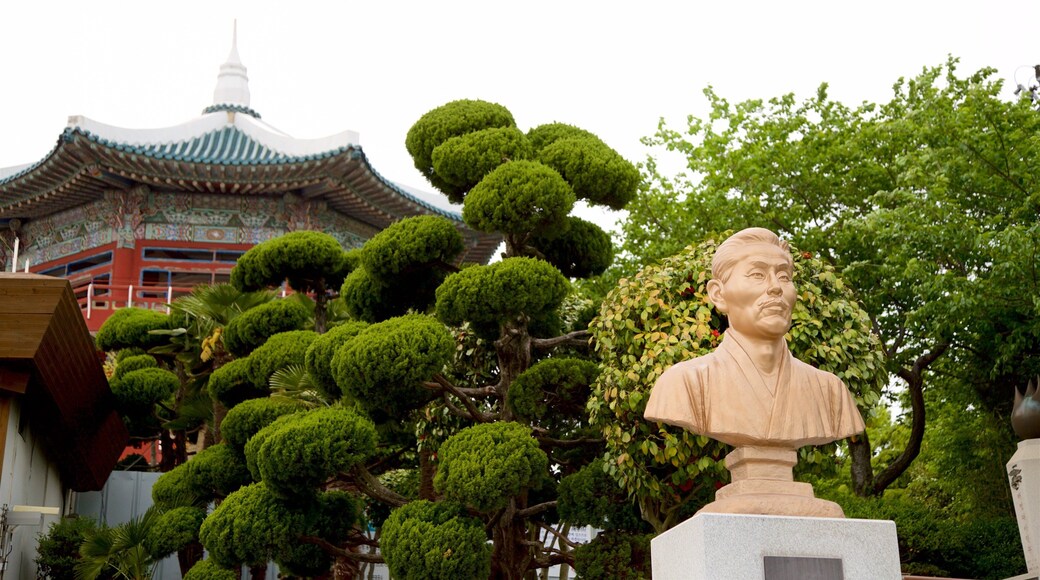 Yongdusan Park which includes a park