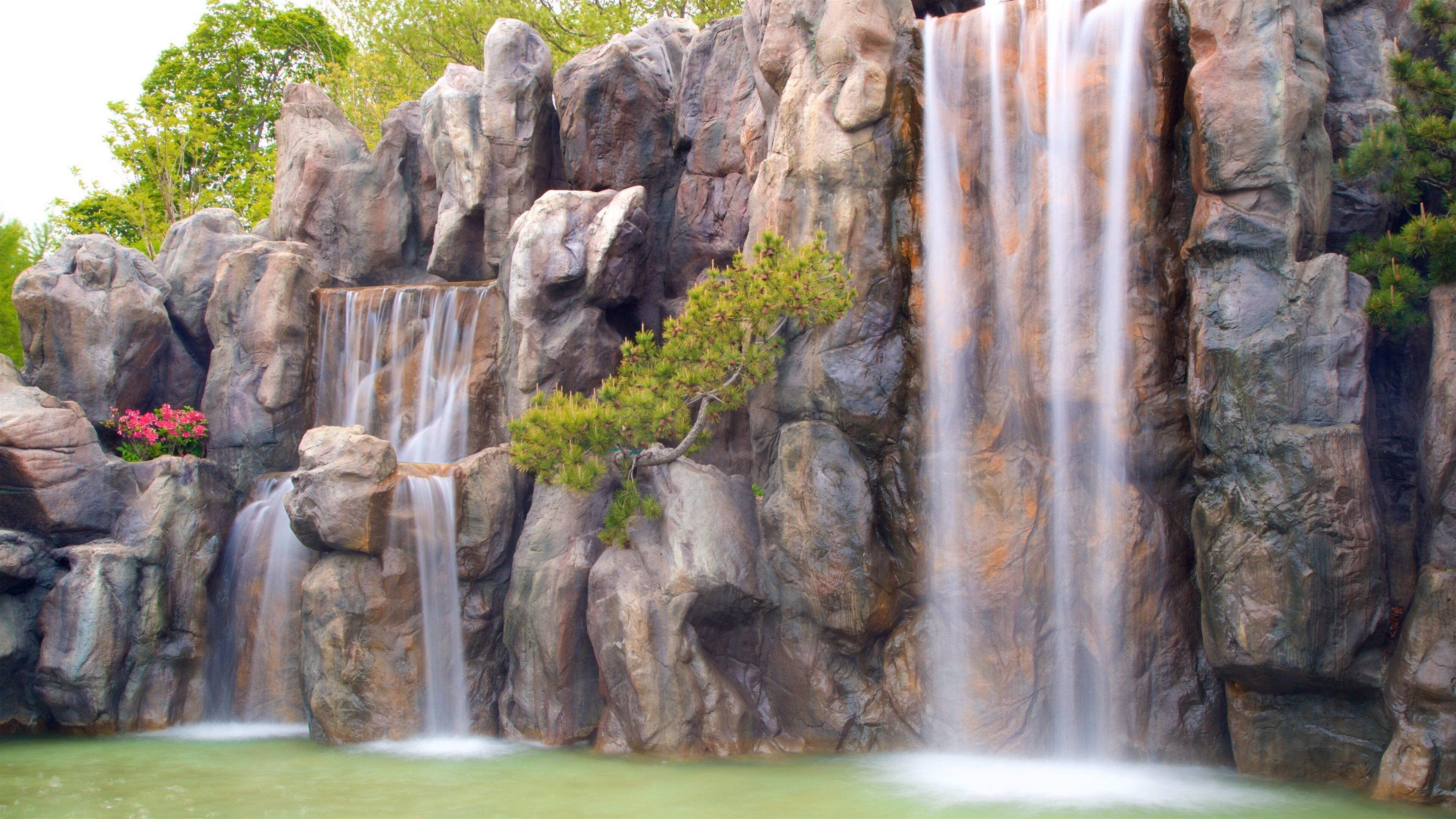 Yongdusan Park showing a waterfall
