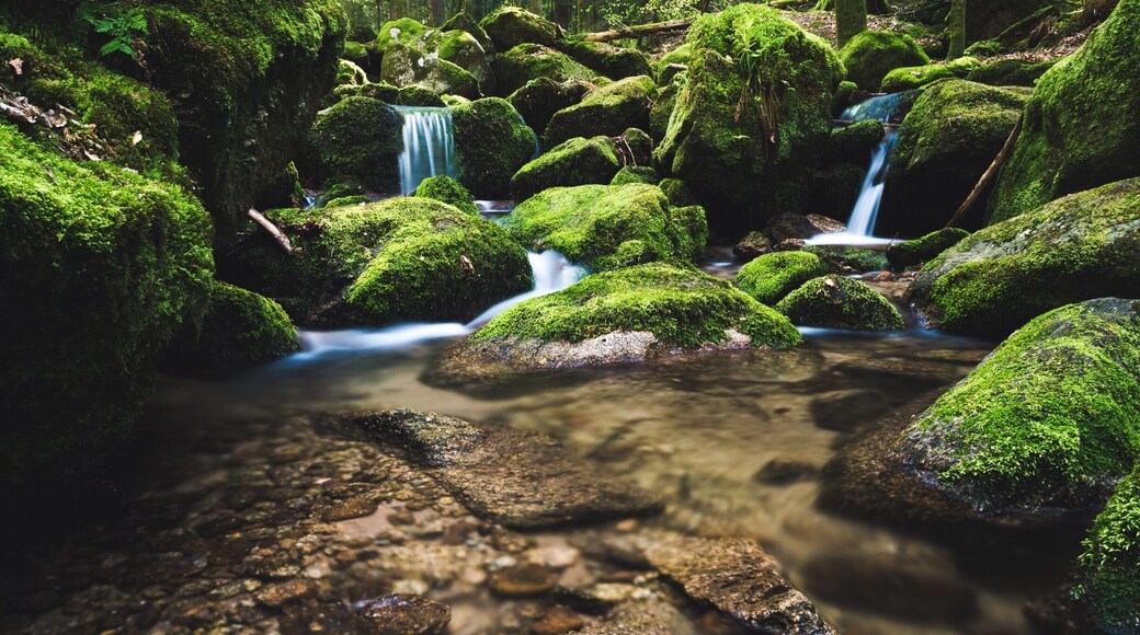 Wunderschöne Wasserfälle über viele Fallstufen.