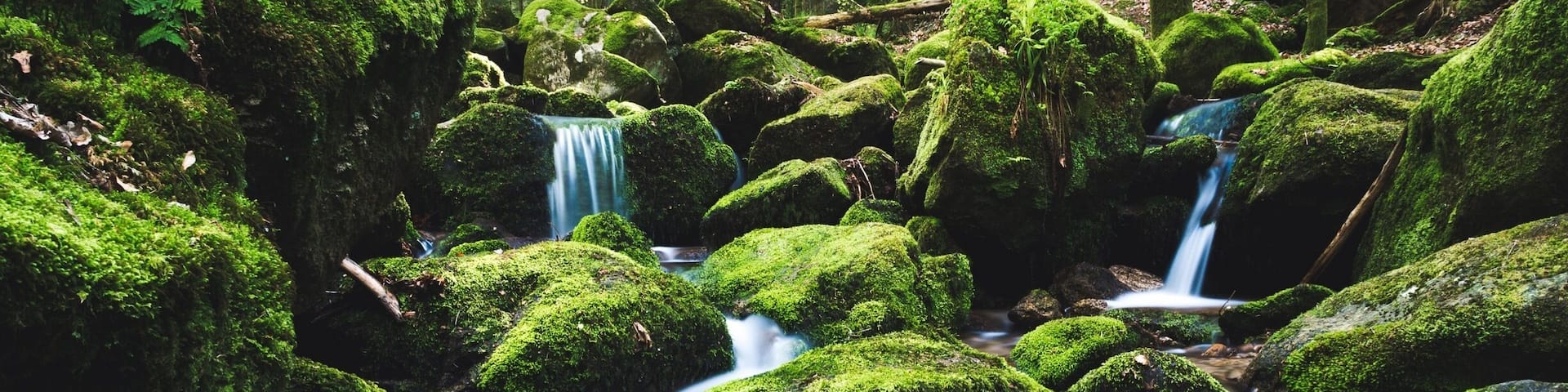 Wunderschöne Wasserfälle über viele Fallstufen.
