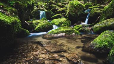 Wunderschöne WasserfĂ€lle ĂŒber viele Fallstufen.