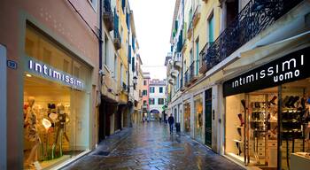 Centro storico mostrando segnaletica e shopping