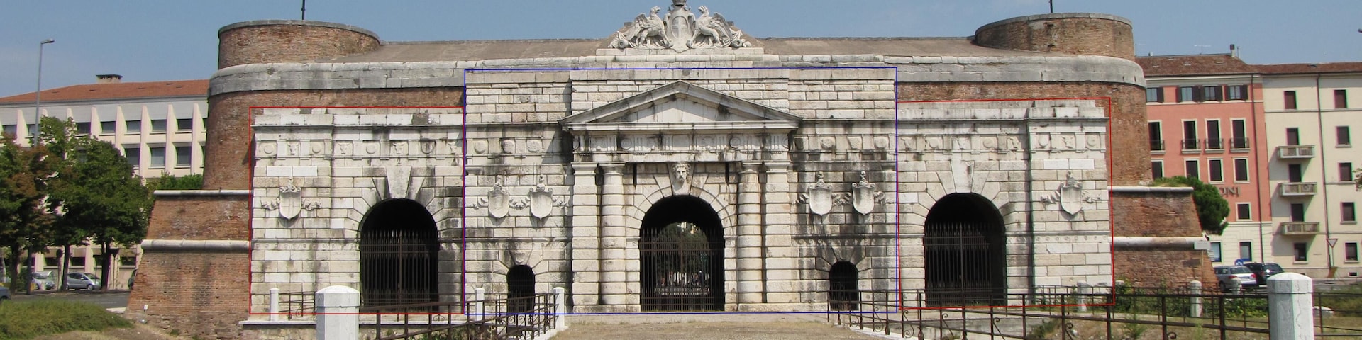 Prospetto verso la campagna di Porta Nuova (Verona), con evidenziata in blu la parte originale progettata da Michele Sanmicheli e in rosso le aggiunte ottocentesche austriache.
