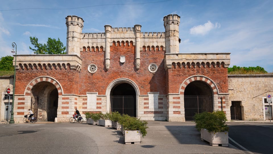 Borgo Venezia showing heritage architecture