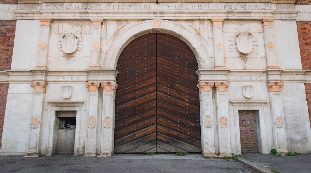 Borgo Venezia which includes heritage elements