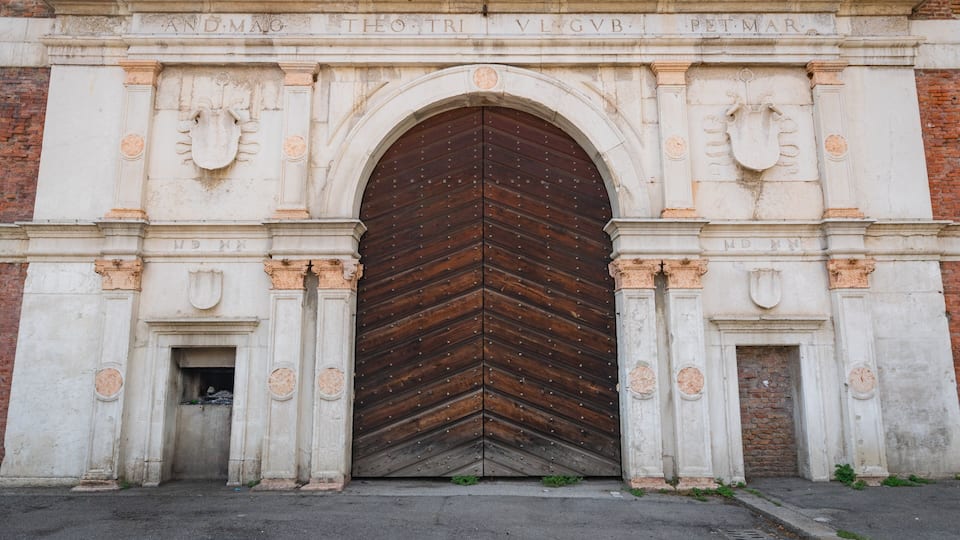 Borgo Venezia which includes heritage elements