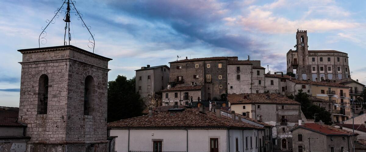Cielo azzurro nel centro di Gamberale, sulla sinistra il campanile della Chiesa e sulla sinistra il castello arroccato. Center of Gamberale with the church and the castle, a small town in Abruzzo.