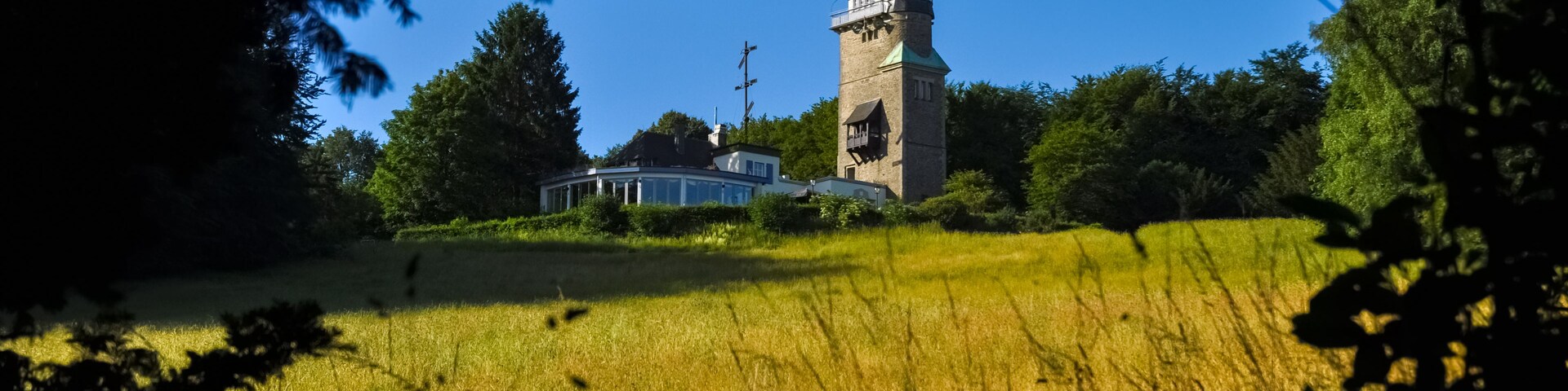 Danzturm Iserlohn Sauerland Deutschland Telegraphenstation Aussicht Turm Denkmal Sehenswürdigkeit Attraktion Monument Landschaftsgarten Waldstadt Ruhrgebiet Wiese Panorama Natur Wald Hügel Fröndenberg