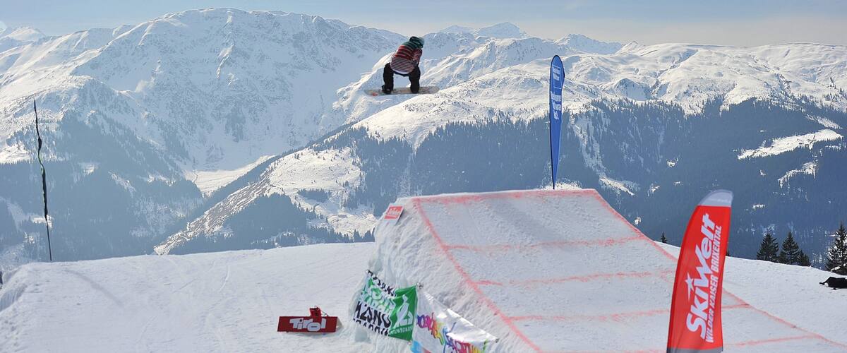 Westendorf que incluye montañas, nieve y snowboard