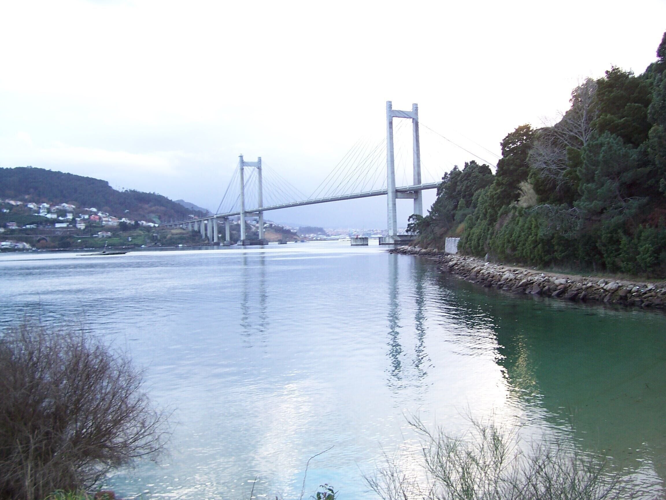 Vigo, Puente de Rande Esta foto, tomada en la navidad de 2004 desde una pequeña cala cerca de Domaio, muestra el famoso puente de Rande, cruzando la ría de Vigo.