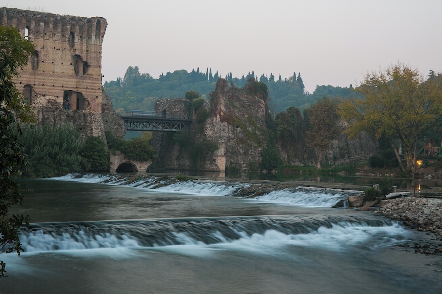 Made the trip to Borghetto from Sirmione just to take this photo, just making in on time at sunset.
 
ISO 100 - 57mm - f/20 - 2.5sec