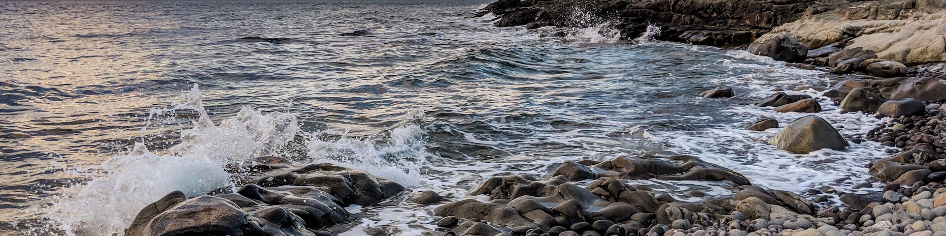 Right next to a little wharf in Granville ferry. Beautiful little rocky beach. Be careful to not slip as the rock are easily disturbed.