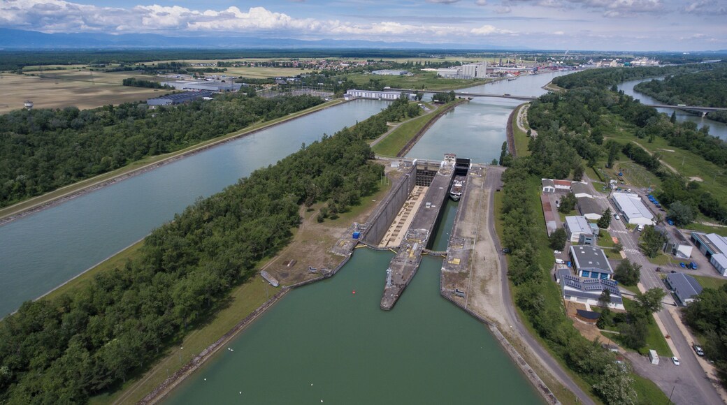 Aerial view lock Ottmarsheim. Renovation work in the big (west) chamber.