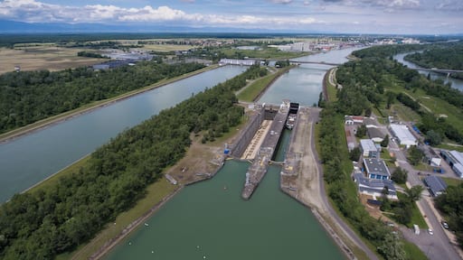 Aerial view lock Ottmarsheim. Renovation work in the big (west) chamber.