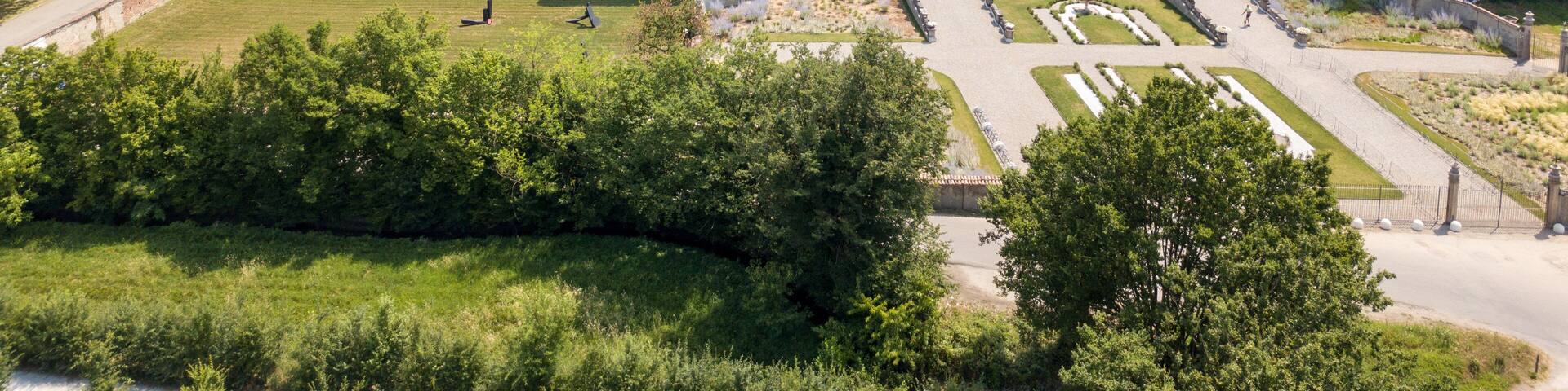 Villa Arconati, Castellazzo, Bollate, Milano, Italia. Vista aerea. Giardini e parco, Parco delle Groane. Reggia, palazzo in stile barocchetto lombardo, strade e alberi visti dall’alto