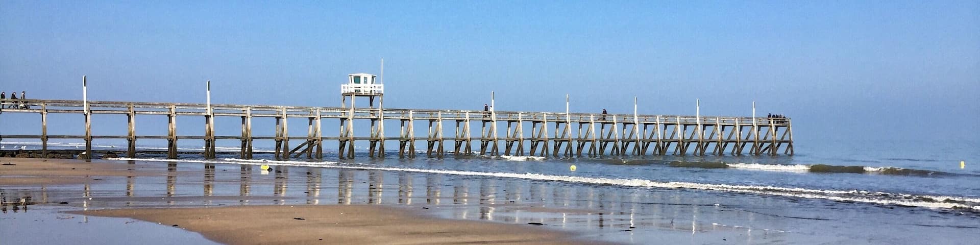 Luc sur mer , Norman coast .
This morning.
The pier .