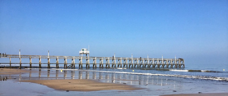 Luc sur mer , Norman coast .
This morning. 
The pier .