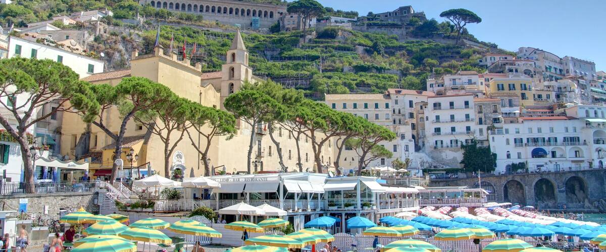 plage d'Amalfi sur la côte amalfitaine en italie
