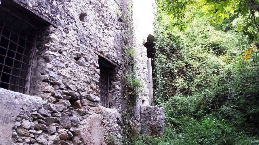 Discovering and exploring the abandoned paper mills while hiking through the hills of the Amalfi Coast.
#adventure #adventureawaits #explore #travel #italy #amalficoast #discover #history #papermills
#hiking
#lemons
#mountains
#waterfall
