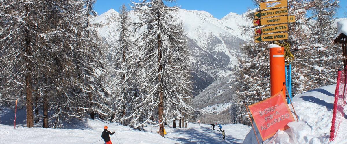 Sauze d\'Oulx montrant ski, neige et signalisation