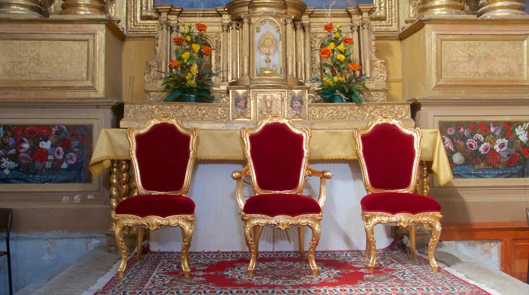 Sauze d\'Oulx ofreciendo castillo o palacio y vistas interiores