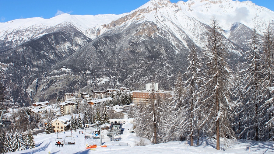 Sauze d\'Oulx which includes a gondola, mountains and a small town or village